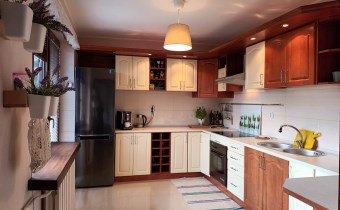 -kuchnia z wyjściem na balkon