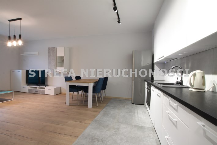 -salon z kuchnią i jadalnią