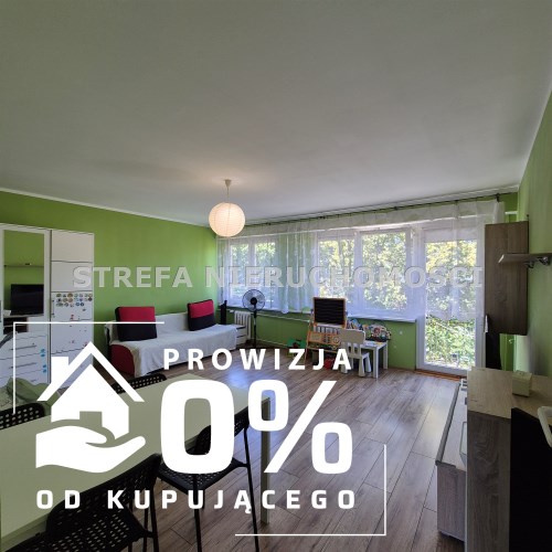 -salon z wyjściem na balkon
