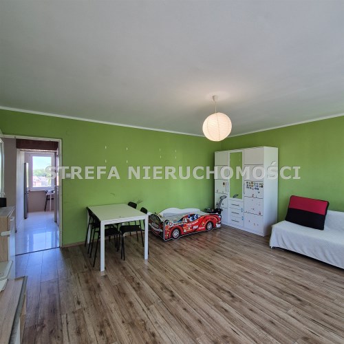 -salon z wyjściem na balkon
