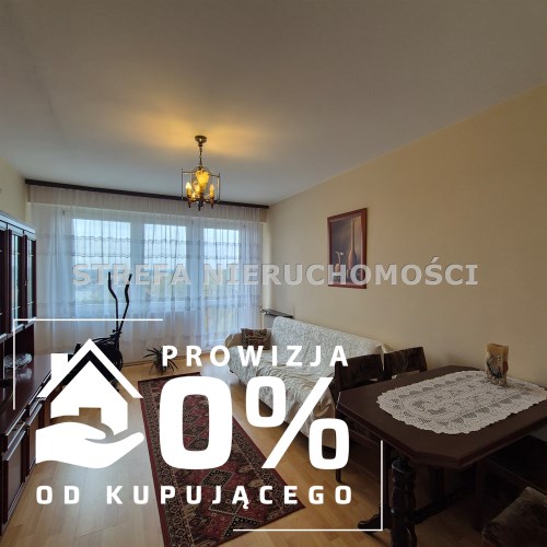 -salon z wyjściem na balkon