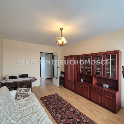 -salon z wyjściem na balkon