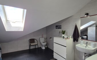 -łazienka z wc na poodaszu