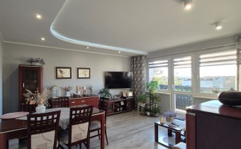 -salon z wyjściem na balkon