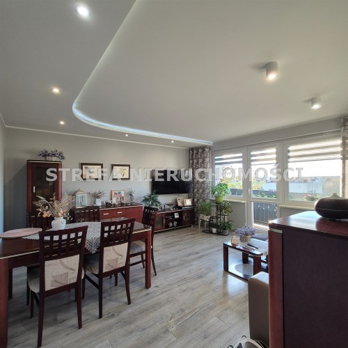 -salon z wyjściem na balkon