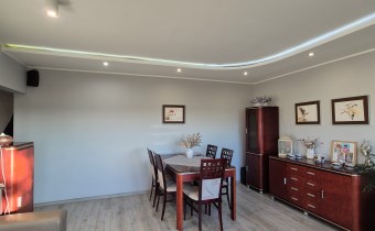 -salon z wyjściem na balkon