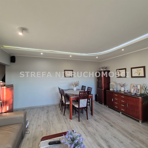 -salon z wyjściem na balkon