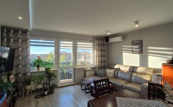 -salon z wyjściem na balkon