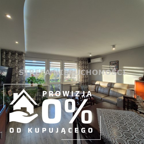 -salon z wyjściem na balkon