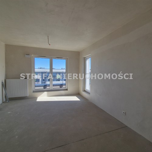 -salon z aneksem kuchennym i wyjściem na taras