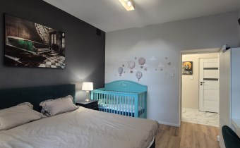 -pokój III z wyjściem na balkon