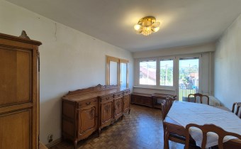 -salon z wyjściem na balkon