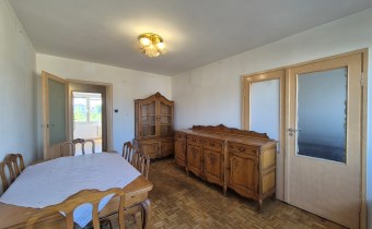 -salon z wyjściem na balkon