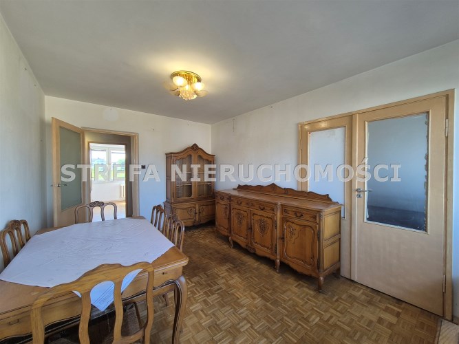 -salon z wyjściem na balkon