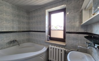 -parter: łazienka z wanną