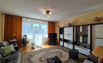 -salon z wyjściem na balkon