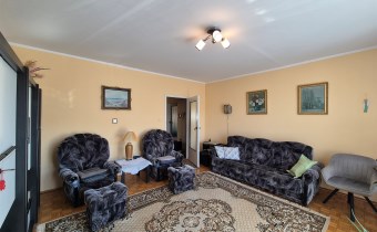 -salon z wyjściem na balkon