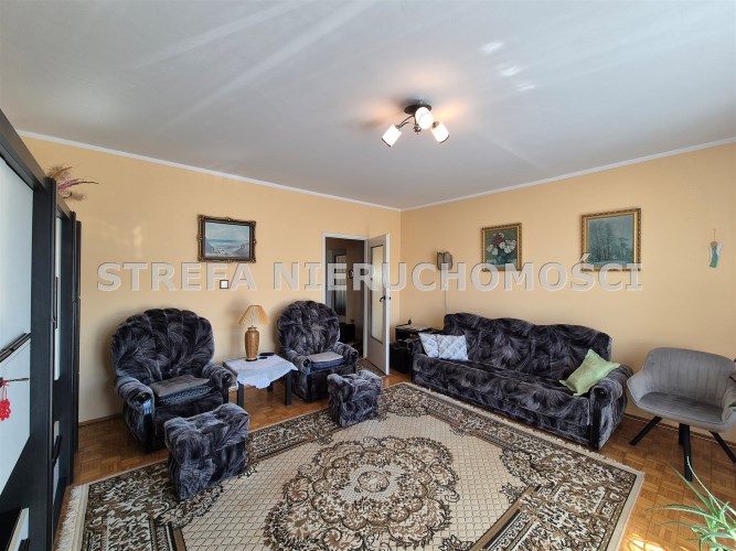 -salon z wyjściem na balkon
