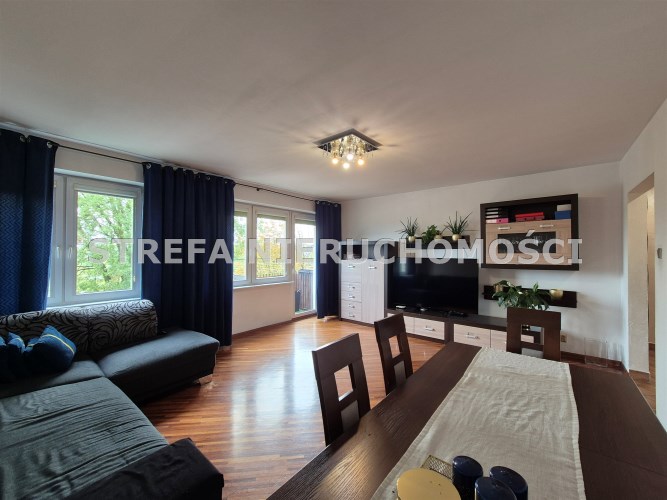-salon z wyjściem na balkon